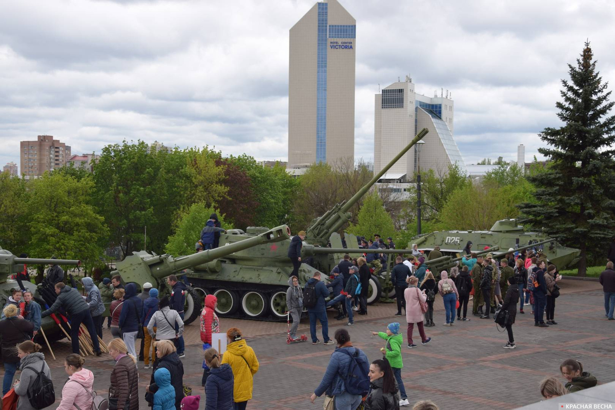 Дети возле техники военных лет в парке Ленинского Комсомола