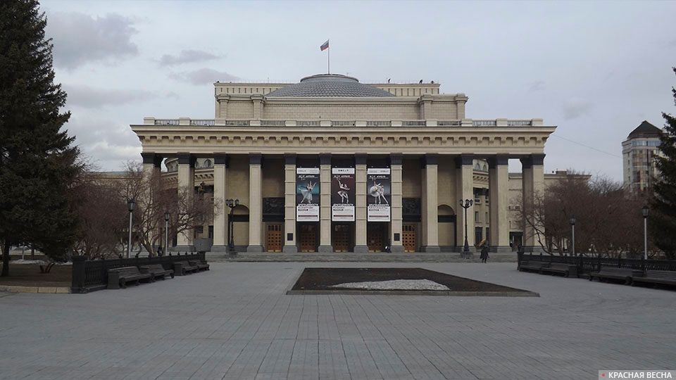 Новосибирск. Площадь перед Новосибирским государственным академическим театром оперы и балета