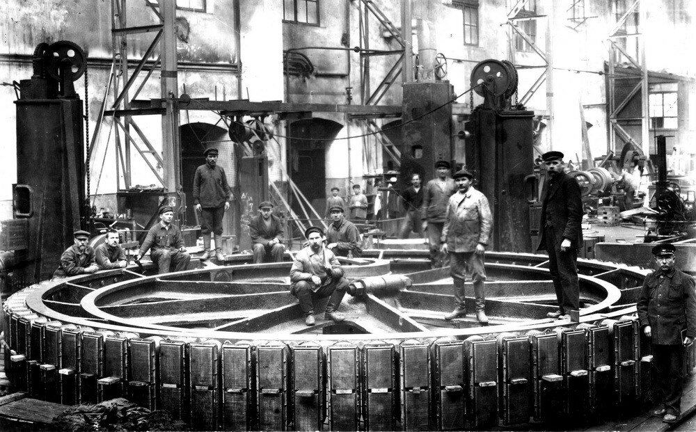 Монтаж ротора генератора Волховской ГЭС. 1926
