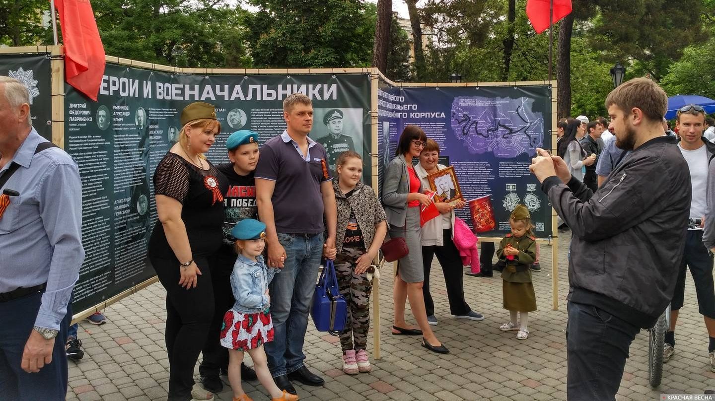 Уличная выставка о красном казачестве