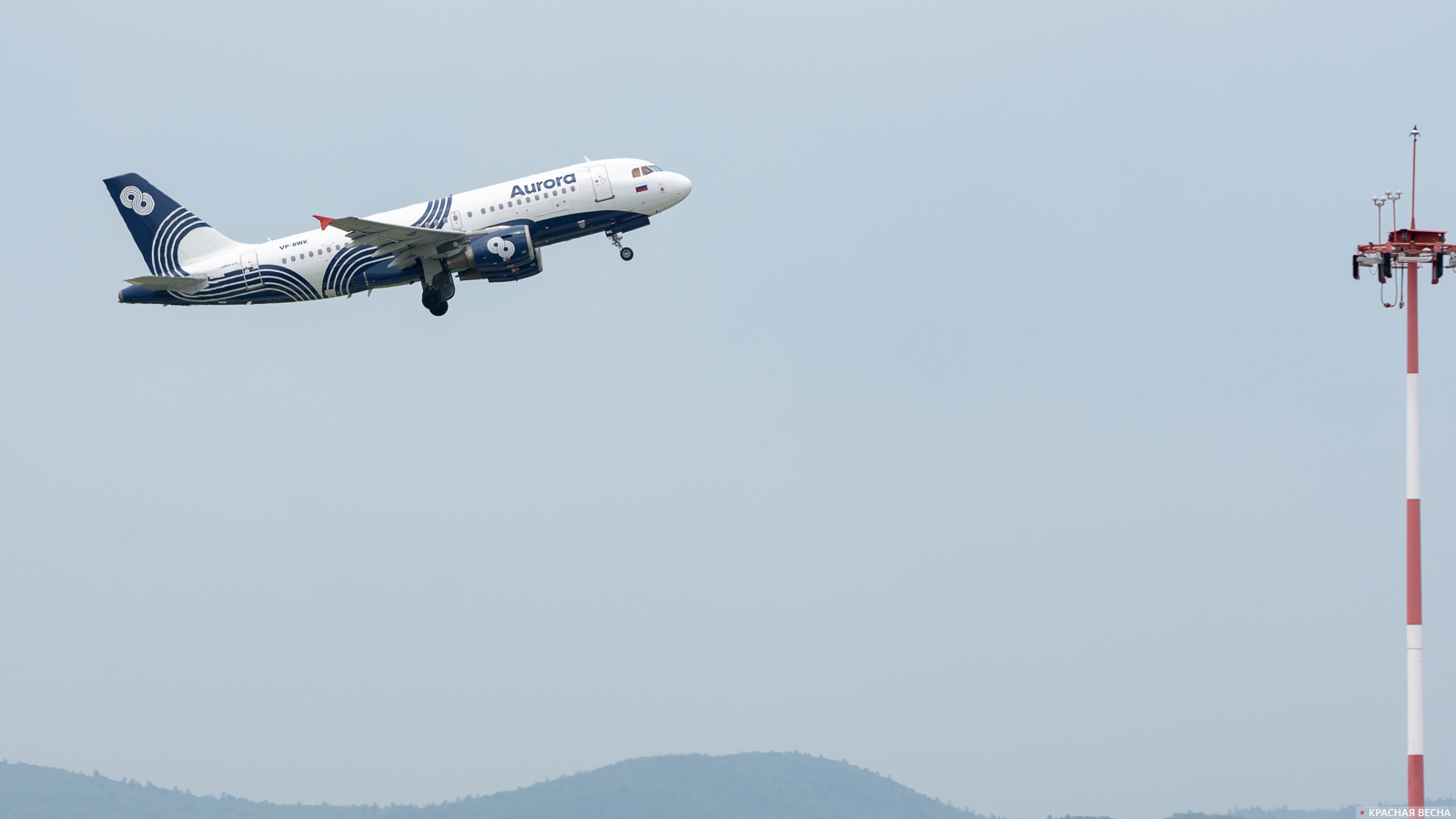Взлет Airbus A319 авиакомпании Аврора в аэропорту Владивосток.