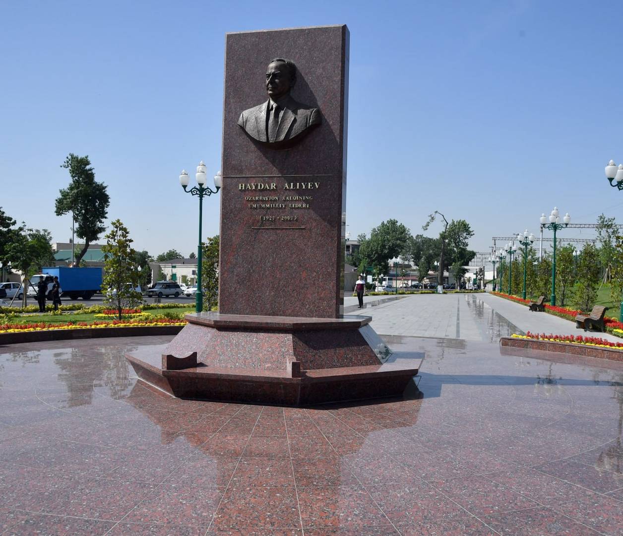 Барельеф Гейдару Алиеву в Ташкенте