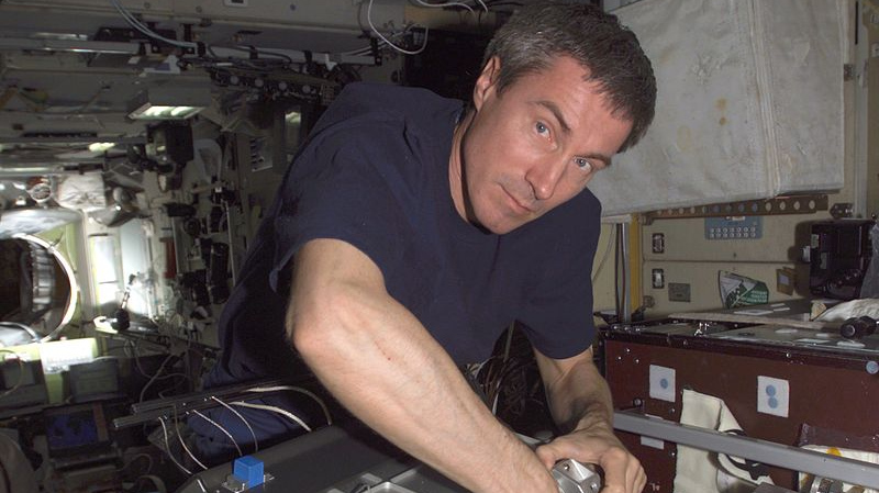 Сергей Крикалев работает в служебном модуле «Звезда» на МКС