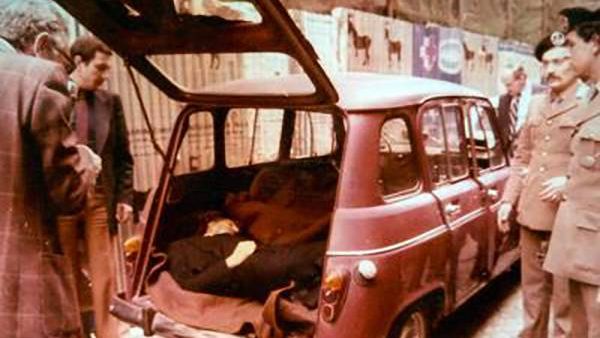Тело убитого Альдо Моро в багажнике красного Renault 4 на виа Каэтани