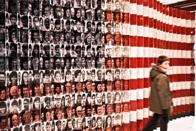 Портреты мигрантов на фоне американского флага