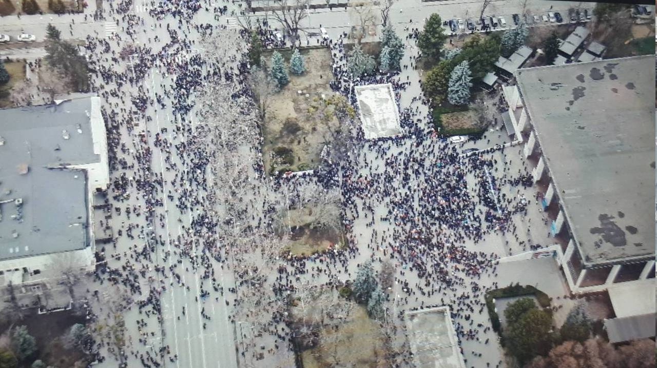 Протестующие собираются возле Оперного театра в Кишиневе 19.02.2023 г