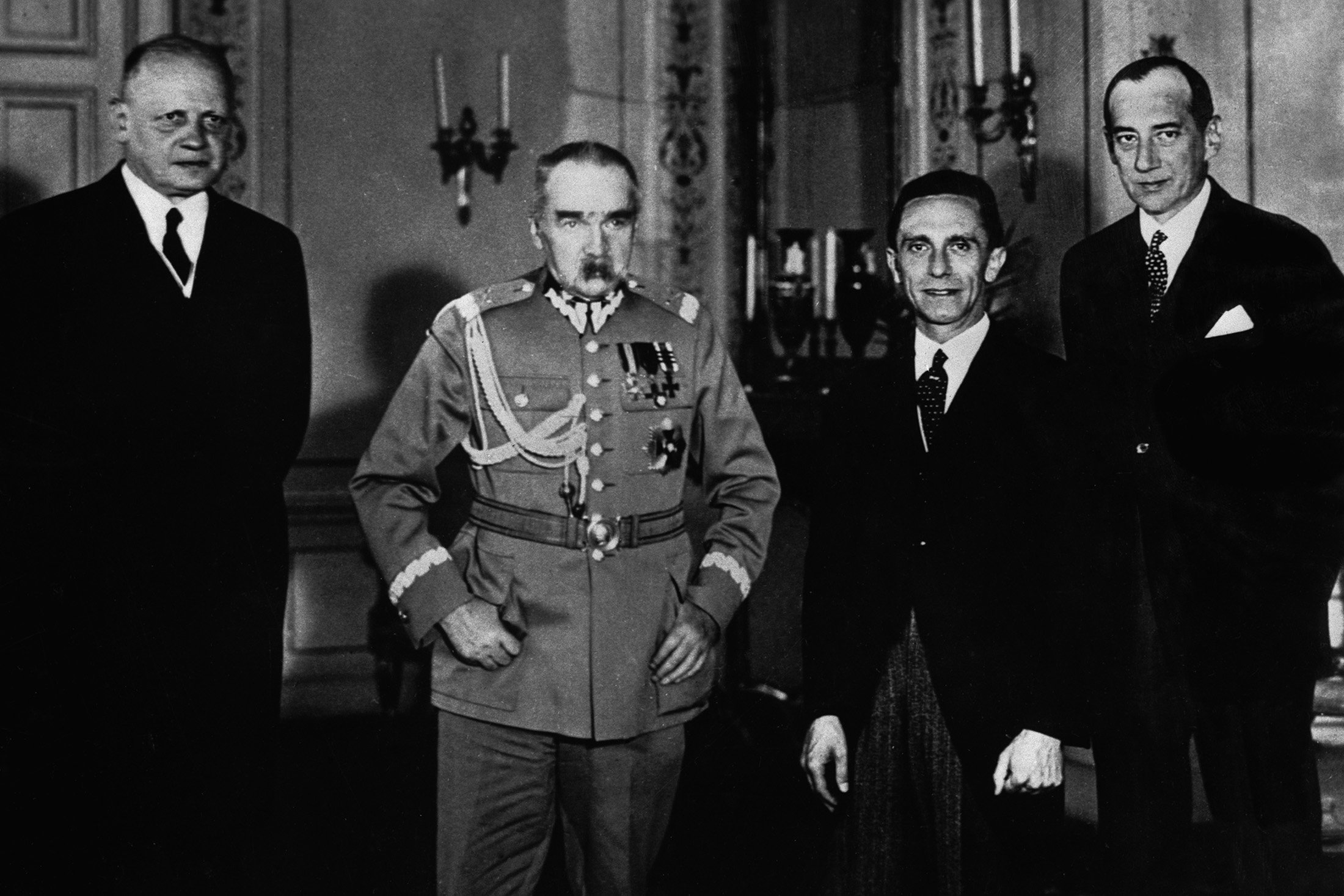 Слева направо: немецкий посол в Польше Ганс-Адольф фон Мольтке, Пилсудский, Геббельс, министр иностранных дел Польши Юзеф Бек. Варшава. Июнь 1934