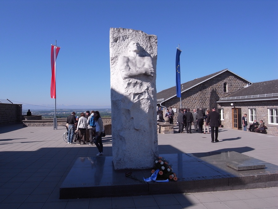 Памятник Дмитрию Карбышеву на территории бывшего лагеря смерти Маутхаузен