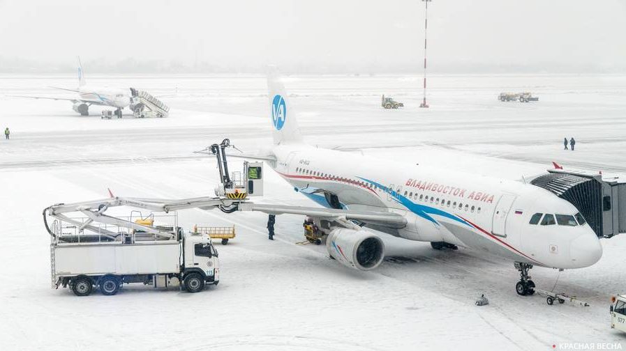 Снегопад. Самолет в аэропорту