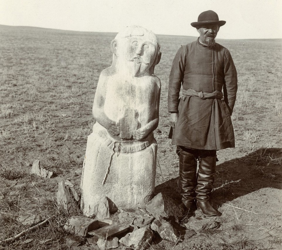 Фотограф В. Костко. Феликс Кон был не только революционером, но и учёным-этнографом. Здесь он стоит рядом с каменной бабой. 1907 год.