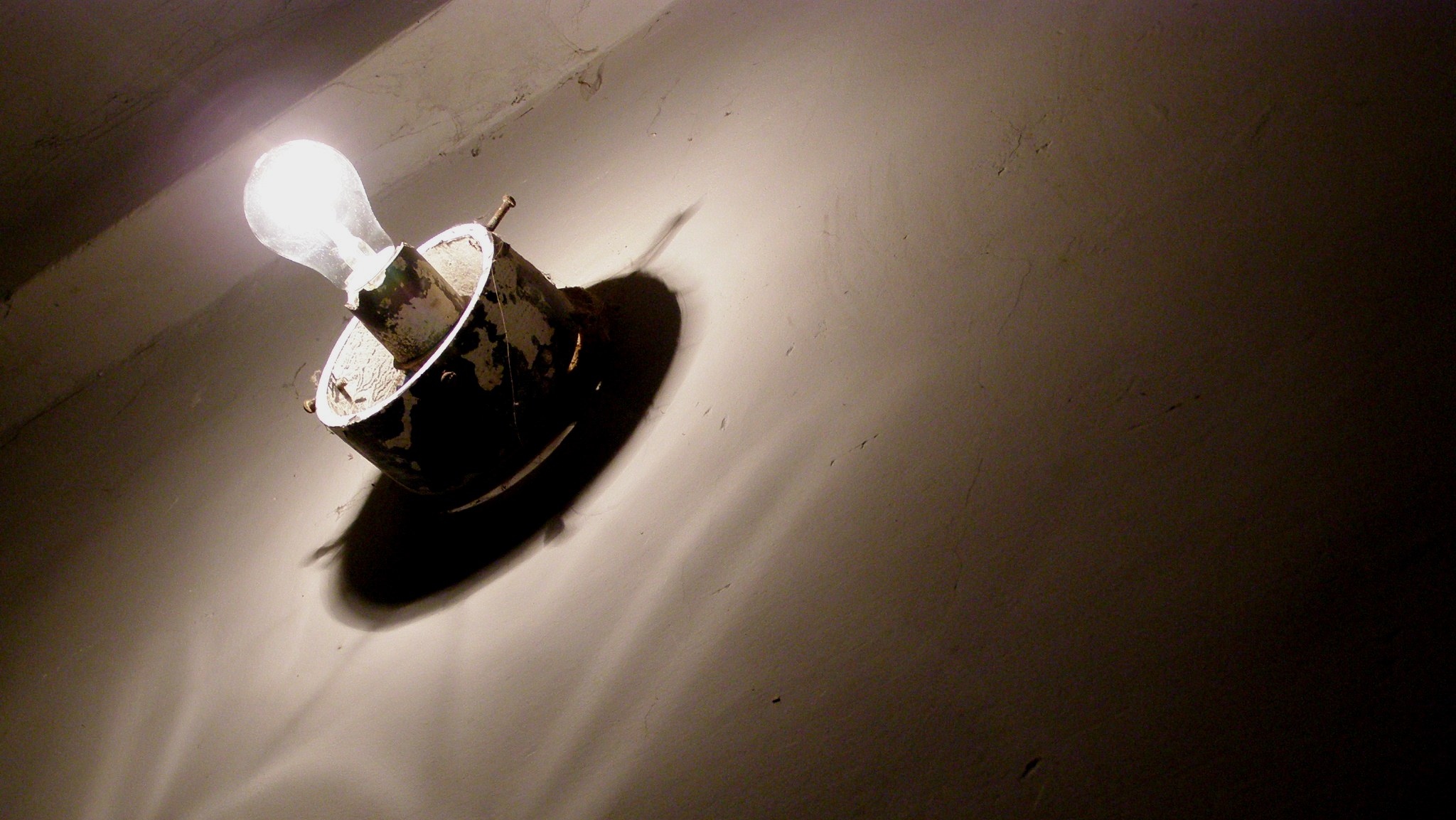 Лампочка на стене в подъезде.