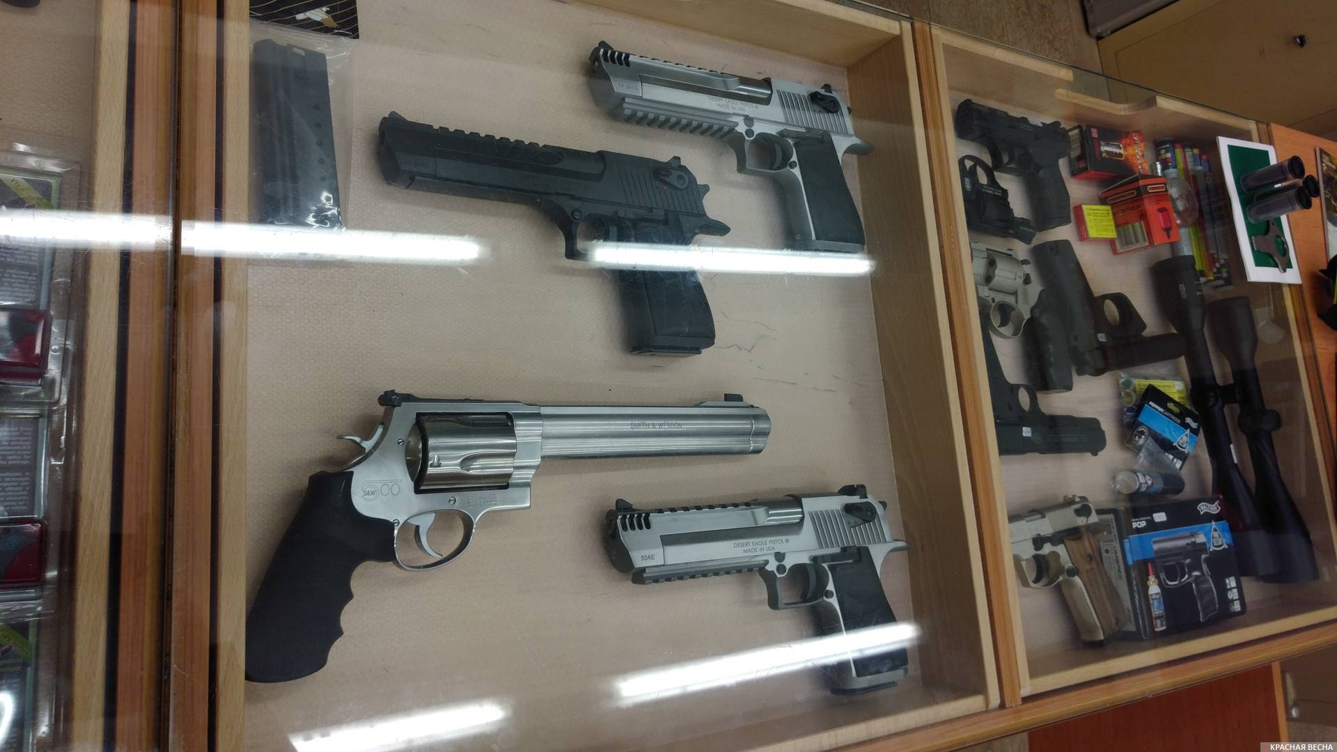 В оружейном магазине: револьвер Смит и Вессон и пистолеты Desert Eagle («Пустынный орел»).