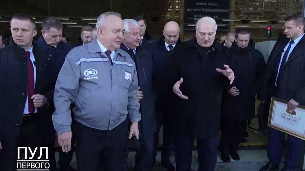 Александр Лукашенко в ходе посещения автомобильного завода «БЕЛДЖИ»