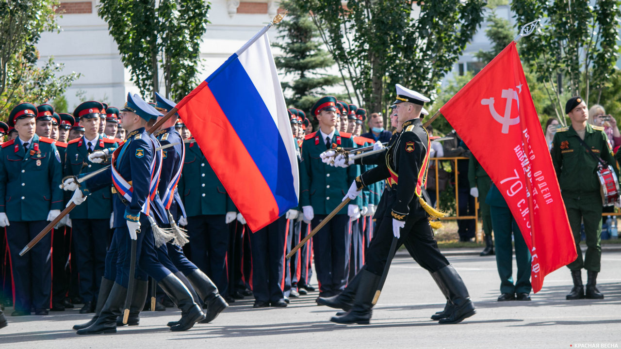 Флаг России и Знамя Победы