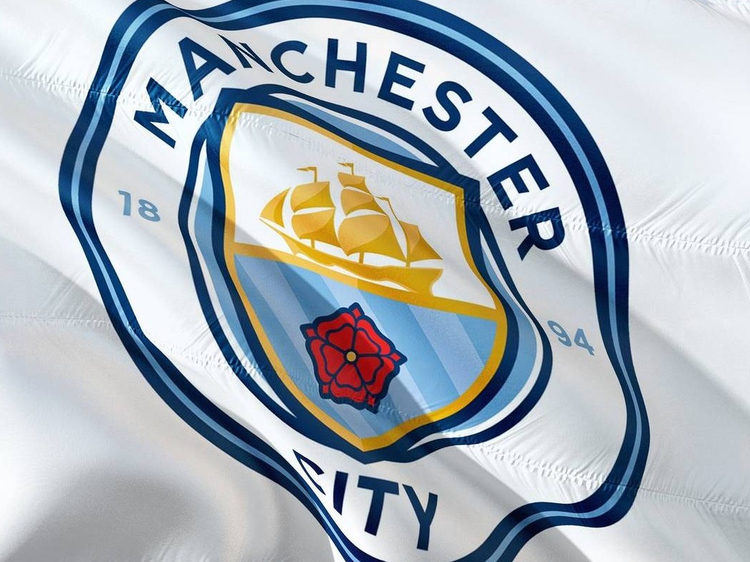 Эмблема клуба «Манчестер Сити» на флаге.