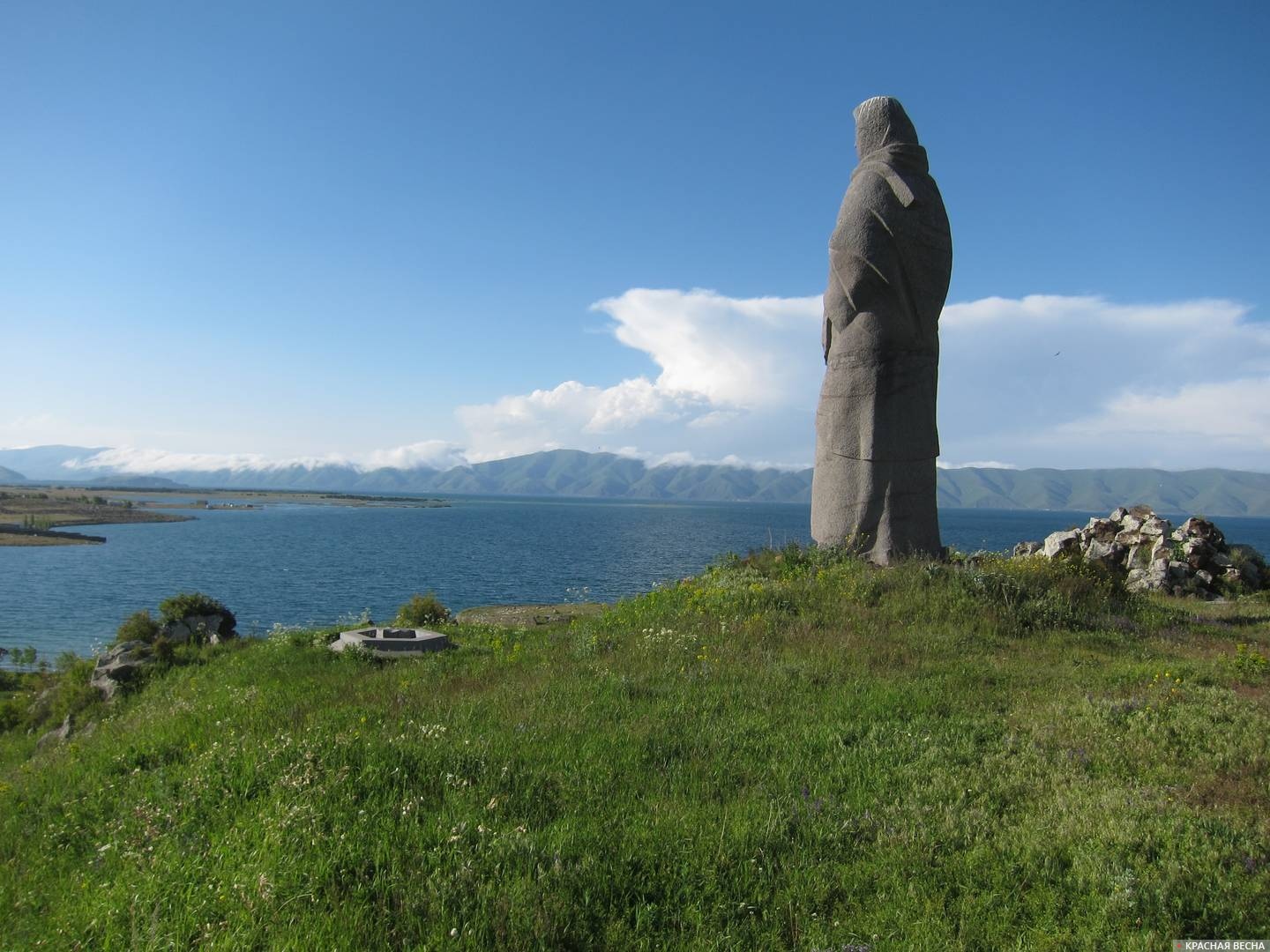 Памятник погибшим в войне 1988–1993гг на фоне оз.Севан. Армения.