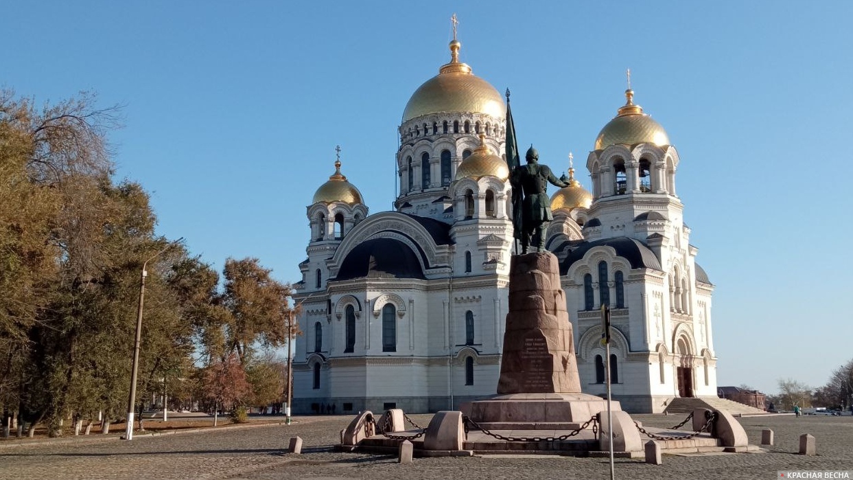 Вид на Вознесенский собор и памятник Платову