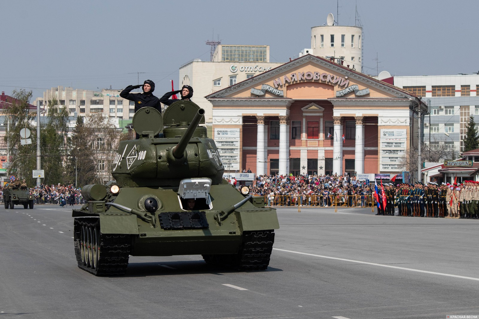 Танк Т-34 с копией Знамени Победы. Омск. 09.05.2021