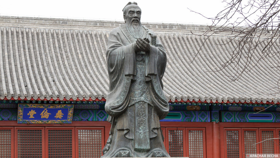 Статуя Конфуция в Императорской Академии. Пекин. Китай