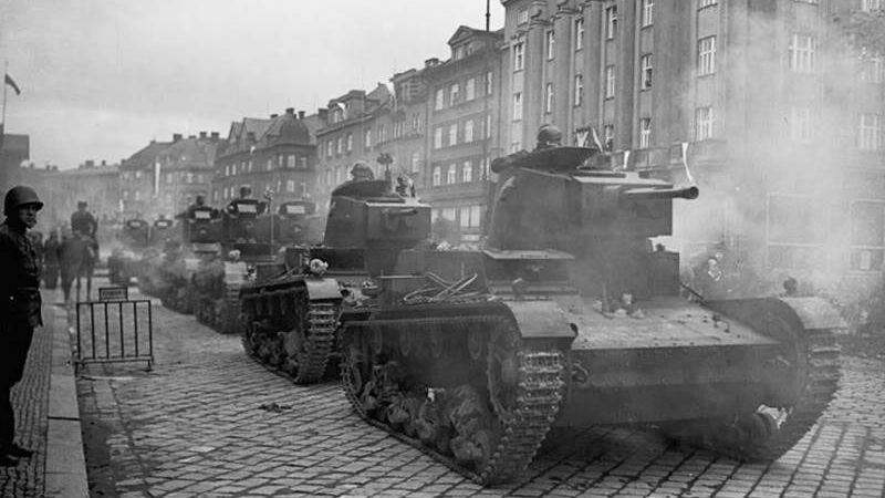 Польские танки 7ТР входят в чешский город Тешин (Цешин). Октябрь 1938 года