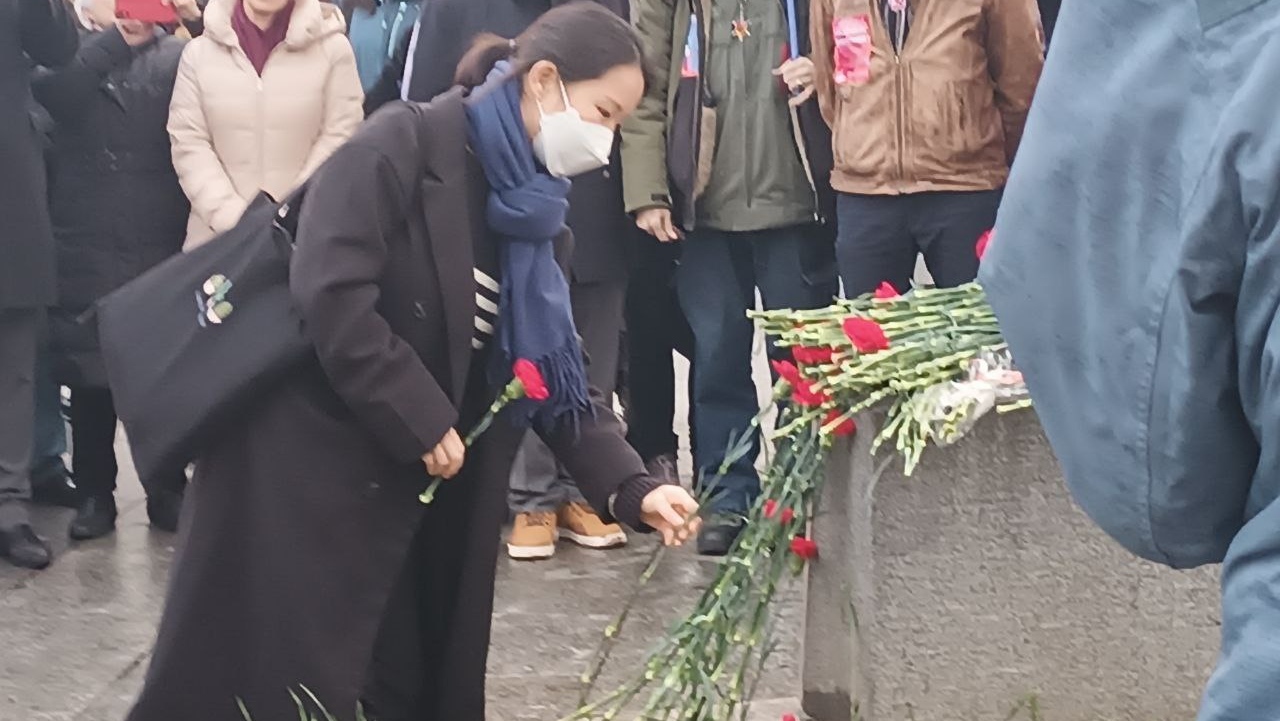 Возложение цветов к памятной мемориальной доске защитникам Сталинграда. 