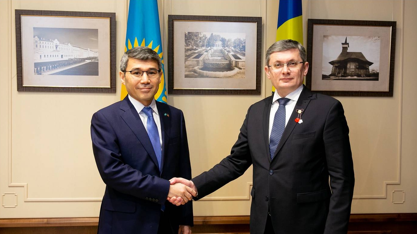 Посол Казахстана в Молдавии Алмат Айдарбеков (слева) и спикер парламента Молдавии Игорь Гросу