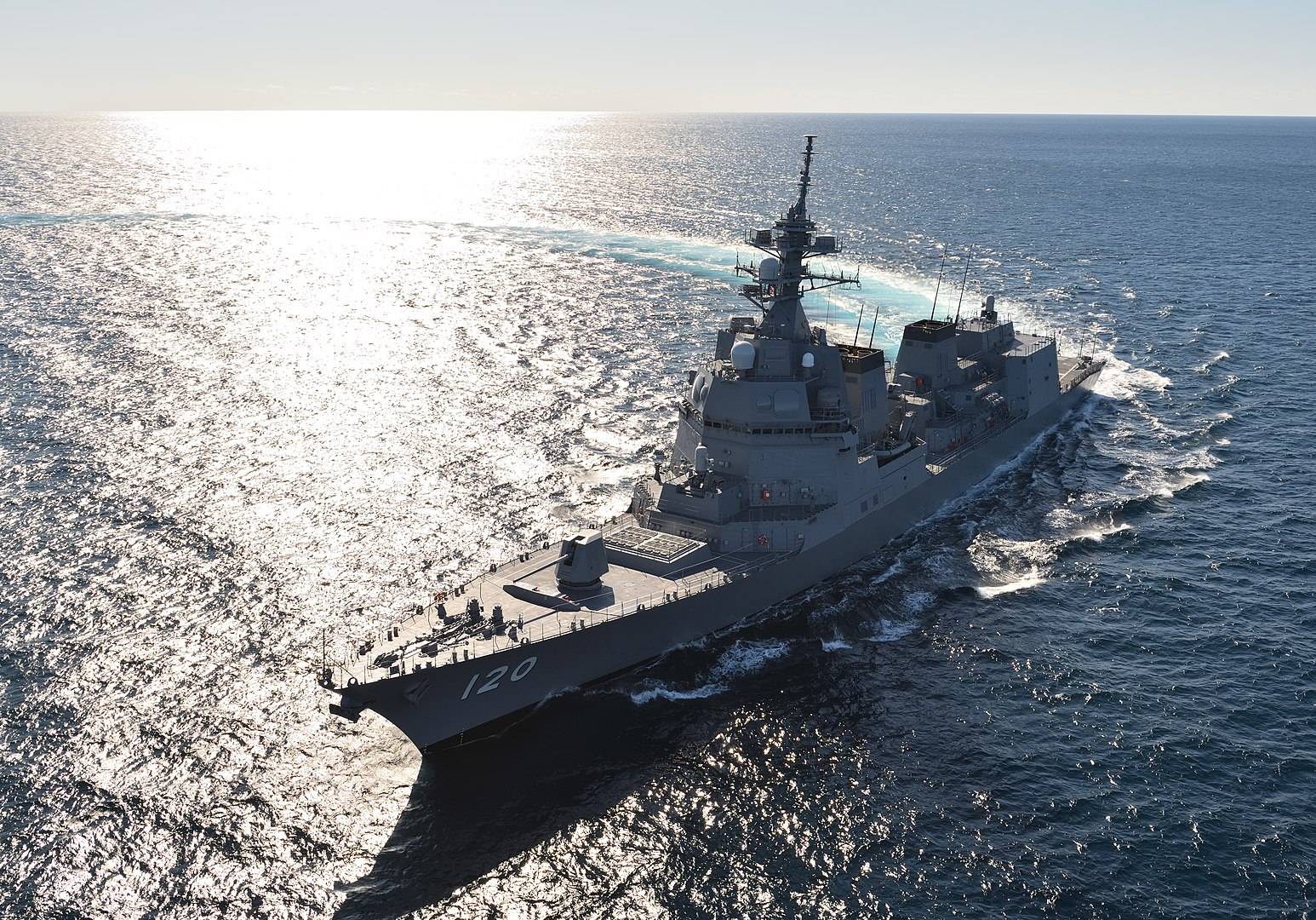 Эсминец морских сил самообороны Японии «Сирануи» в океане, 2019 год