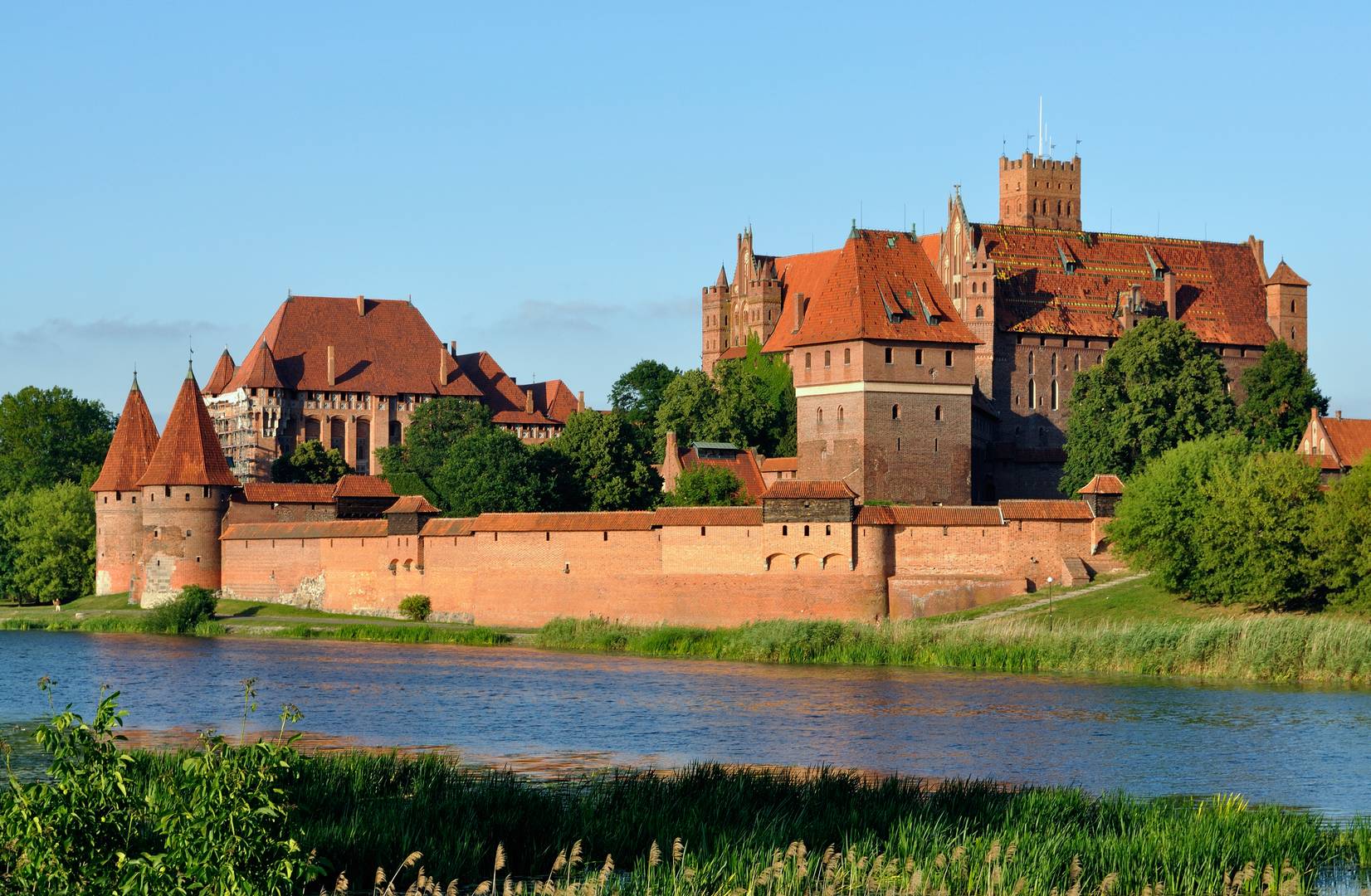 Замок Тевтонского ордена Мальборк в Польше. Заложен в 1274 г.
