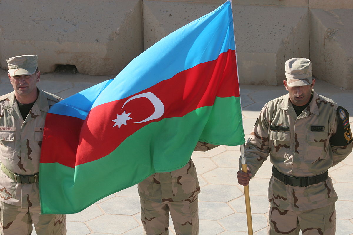Азербайджанские миротворцы с государственным флагом.