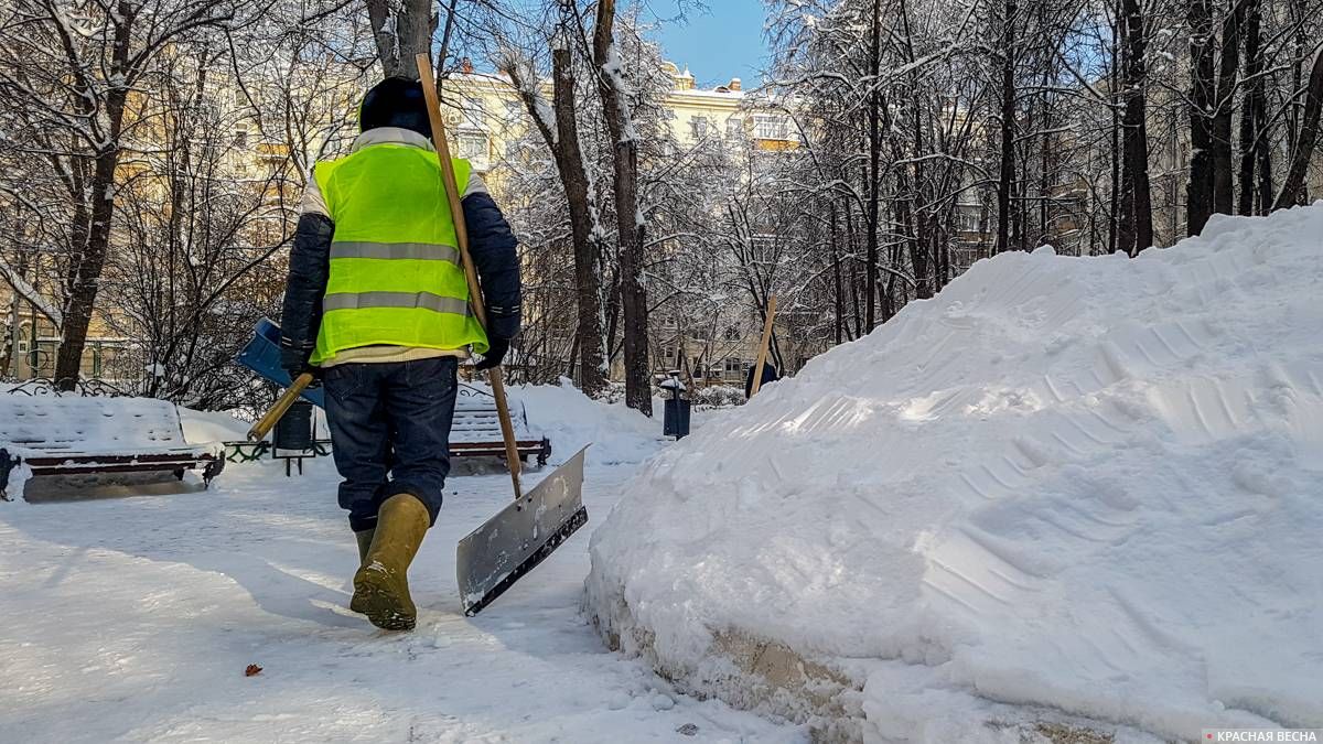 Новые нормы уборки снега помогут сохранить асфальт в питерских дворах B454cc2473e5