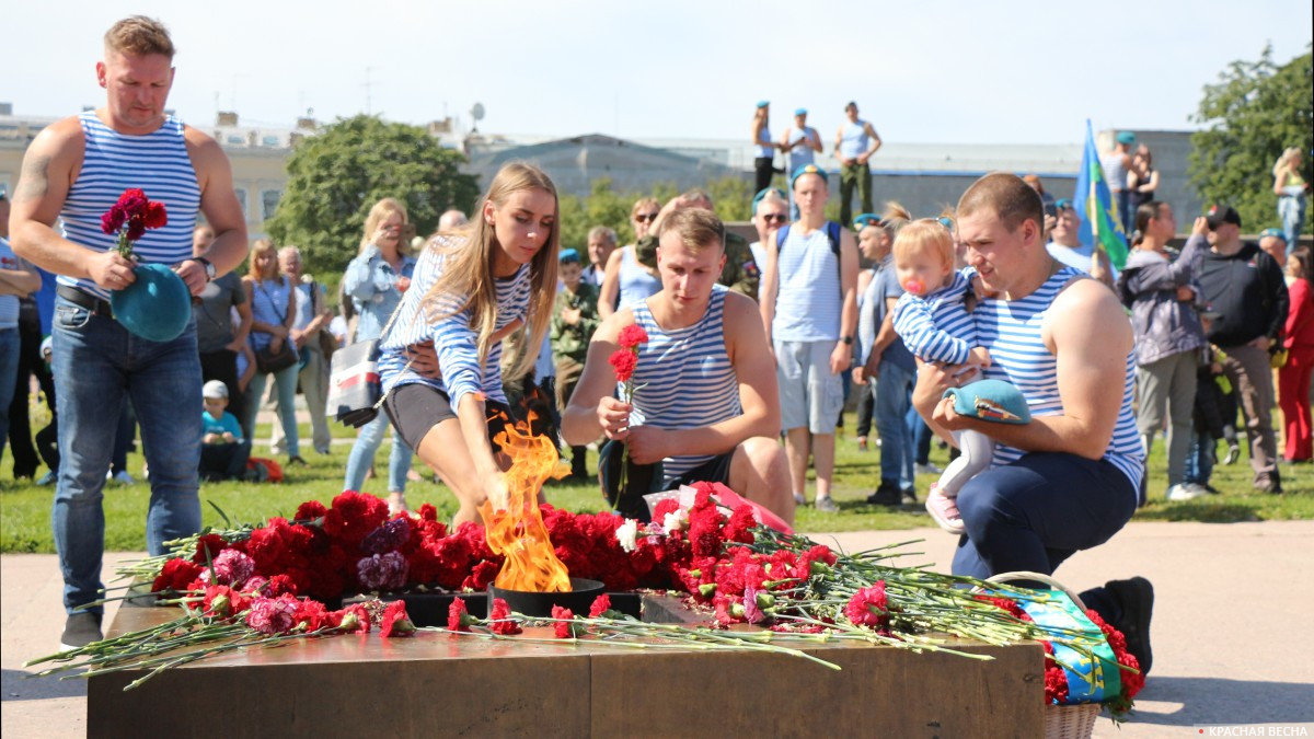 Возложение цветов к Вечному огню десантниками и членами их семей