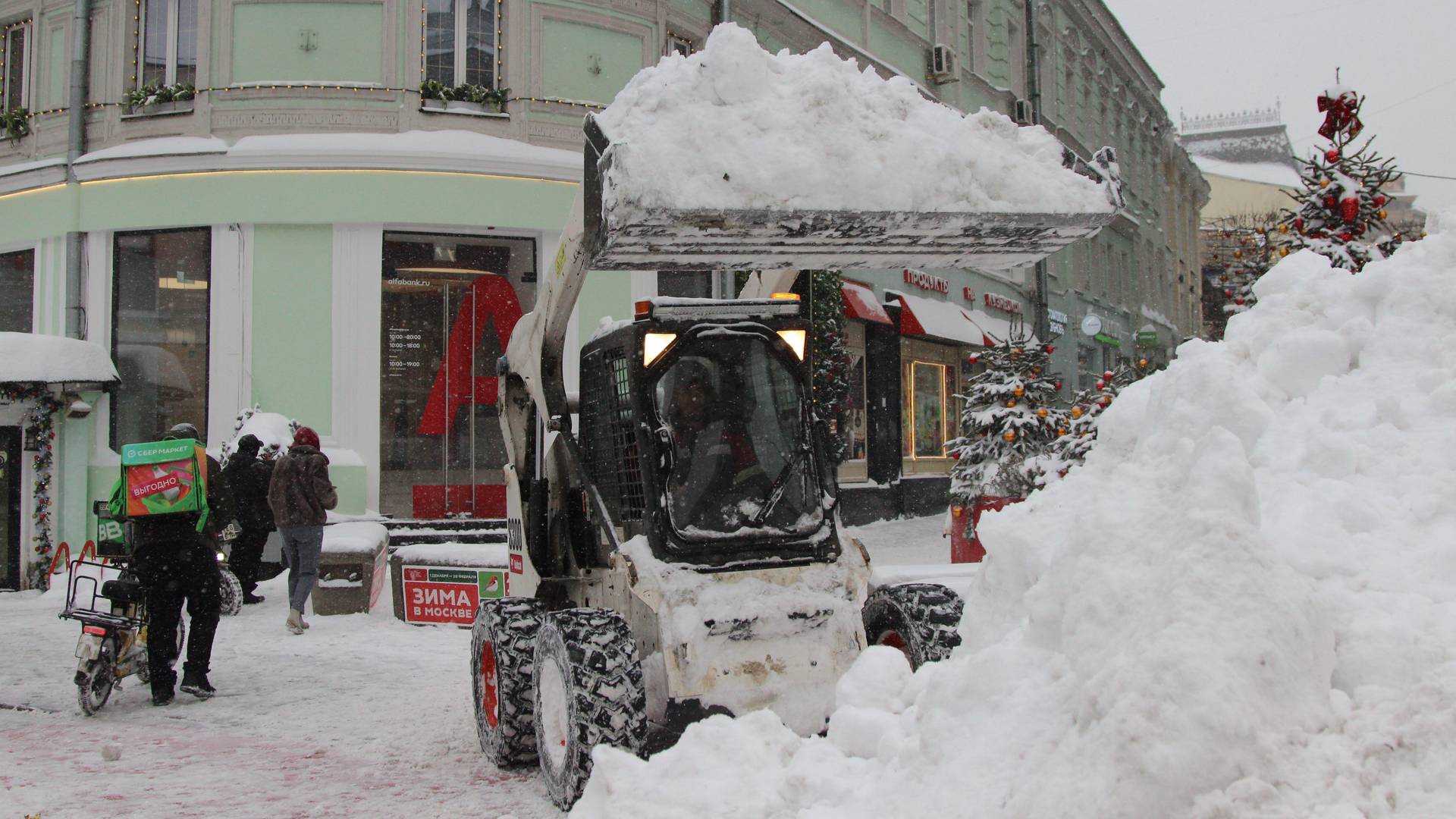 Уборка снега в центре Москвы