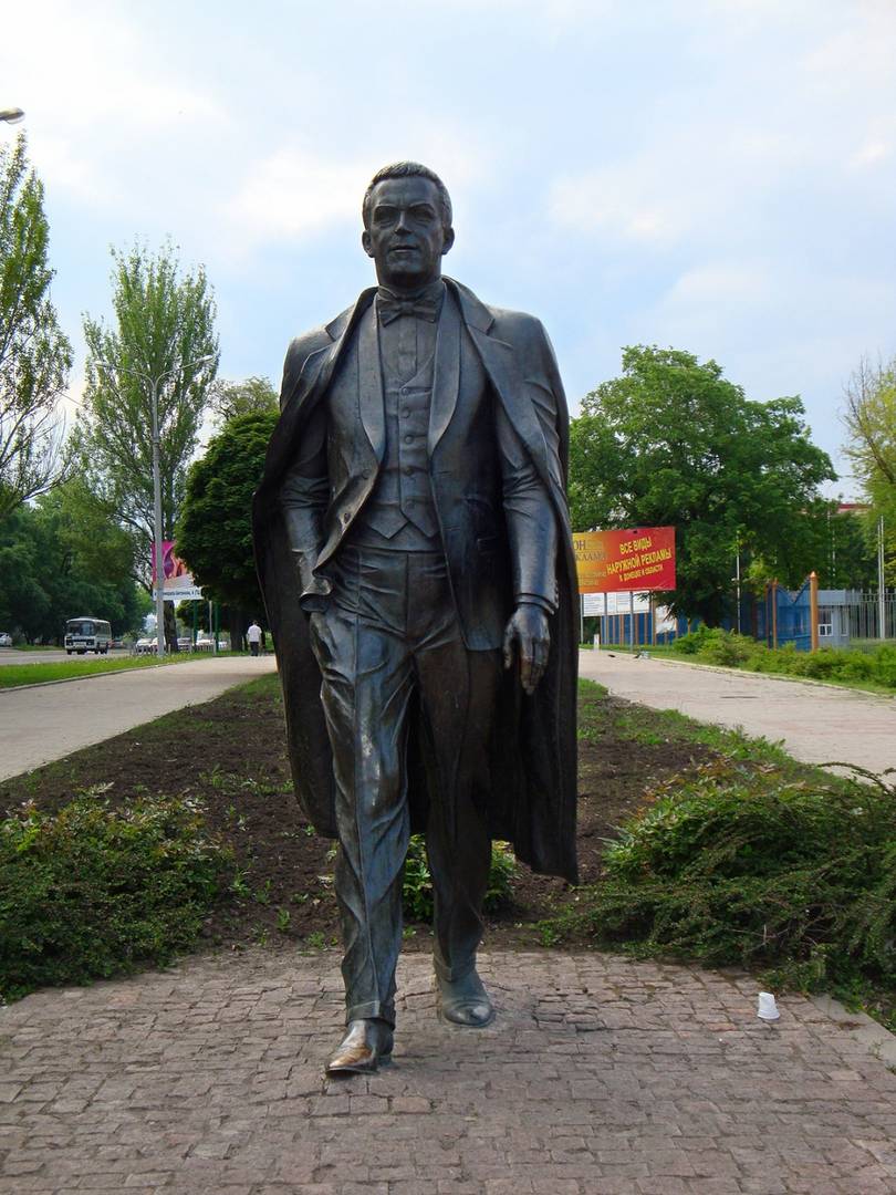 Прижизненный памятник Иосифу Кобзону в Донецке.