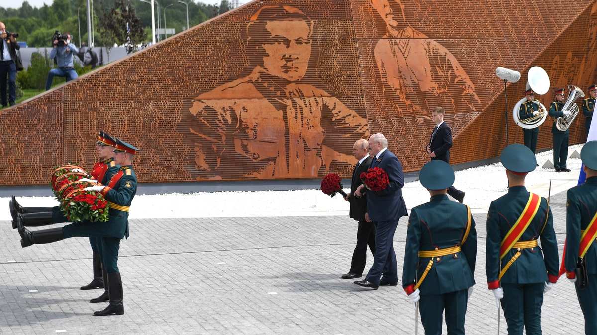 Путин и Лукашенко возлагают цветы на Ржевском мемориале