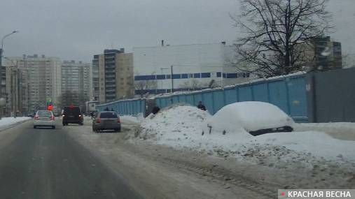 Санкт-Петербург. Не вывезенные кучи снега на обочине дороги на улице Потапова