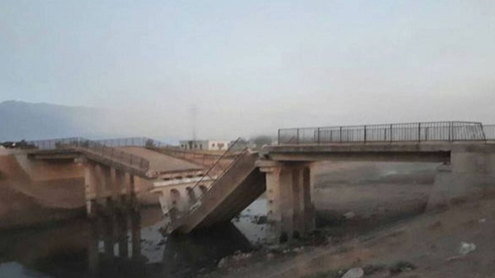 Взрыв моста в сша. Разрушенный мост. Сломанный мост. Взорвали мост. Мост в Сирии.