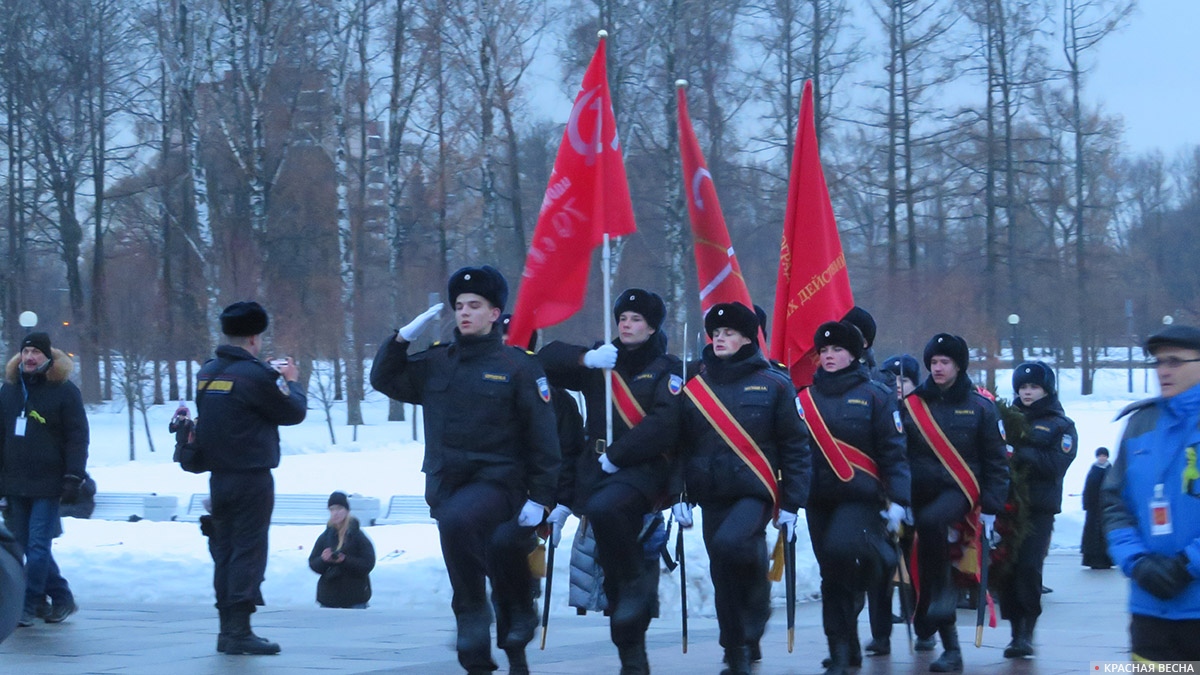 Курсанты Академии милиции на Пискарёвском мемориальном кладбище
