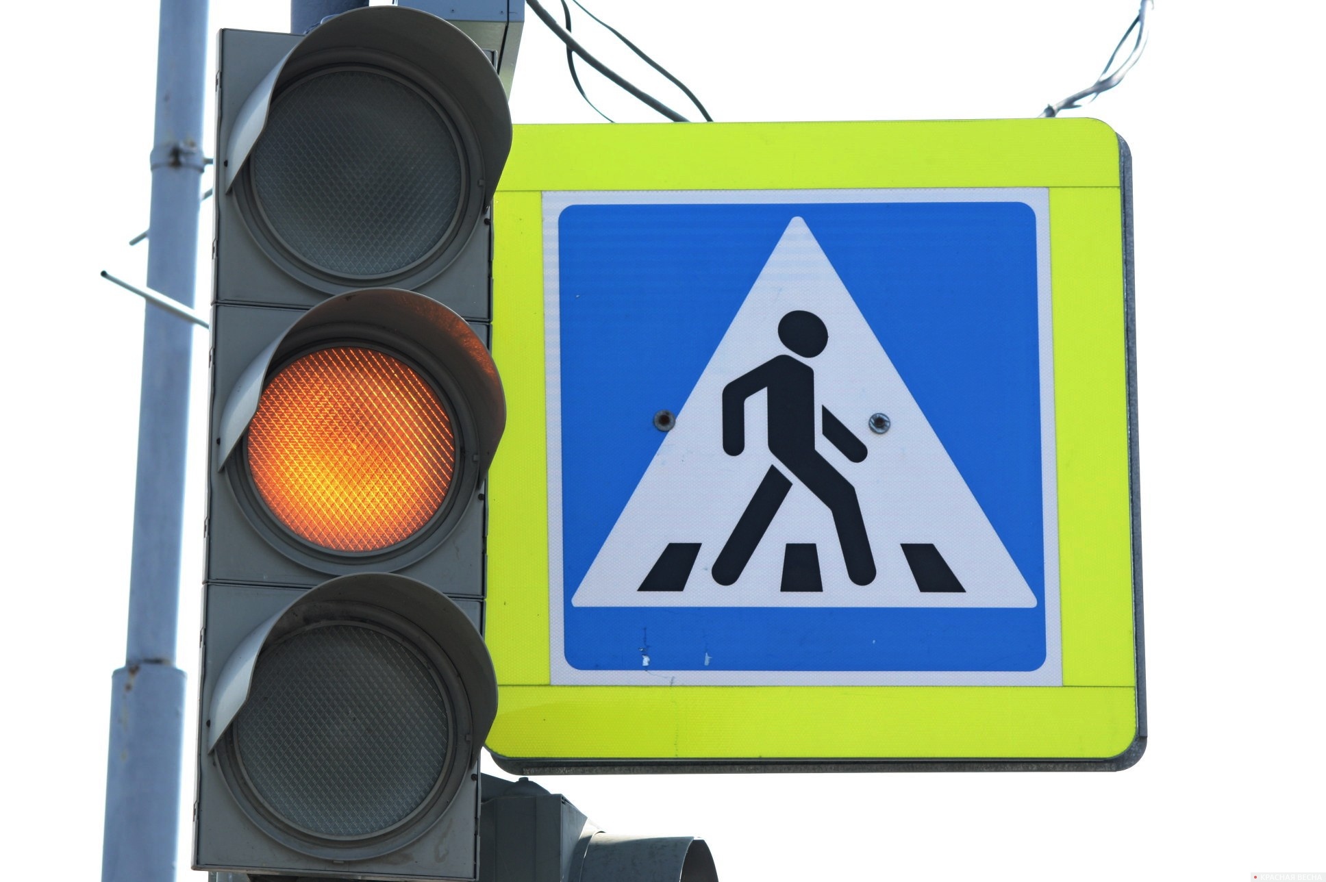 Желтый сигнал светофора и пешеходный переход