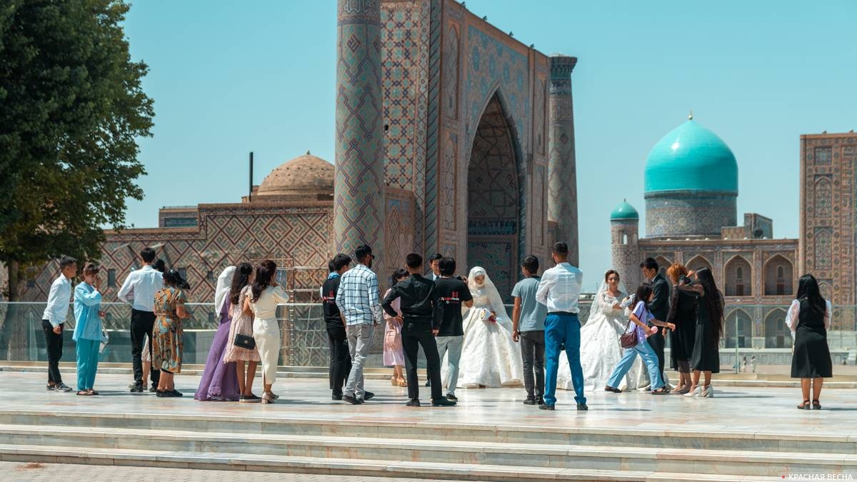 Две свадебные процессии фотографируются на Регистане