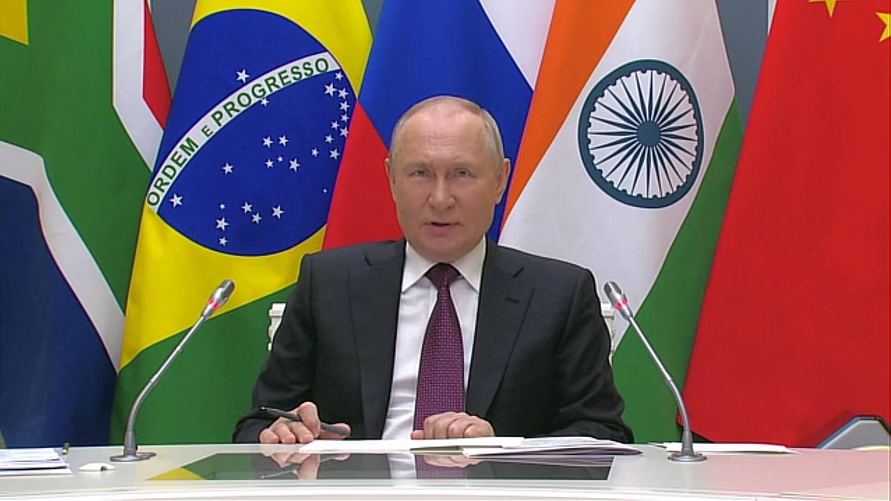 Путин обращается к участникам саммита