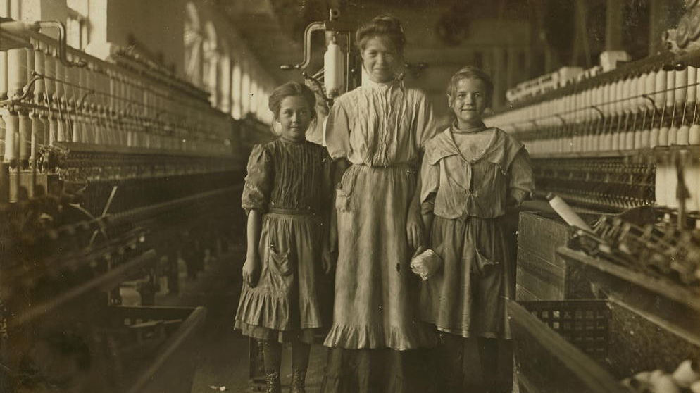 Льюис Хайн. Девочки — работницы ткацкой фабрики. 1908 г.