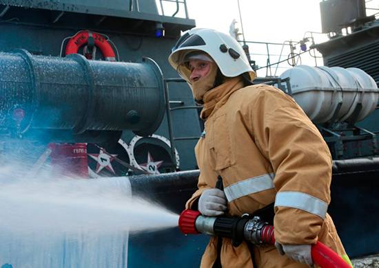 Учения по морскому пожаротушению