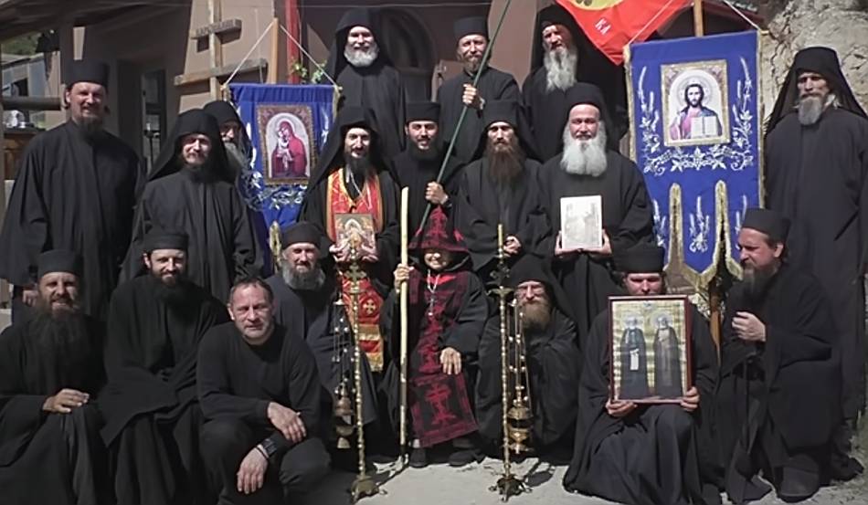 Иеросхимонах Рафаил Берестов (в центре, в черно-красном одеянии)