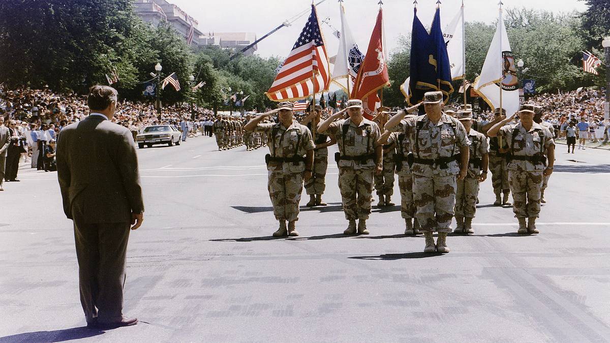 Трамп приказал провести масштабный военный парад с техникой в Вашингтоне |  ИА Красная Весна