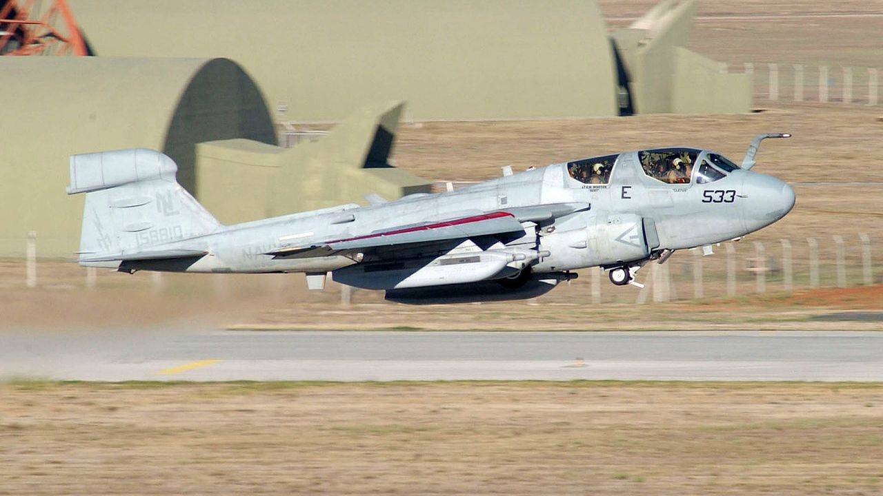 Американский самолёт EA-6B «Prowler» взлетает с авиабазы Инджирлик