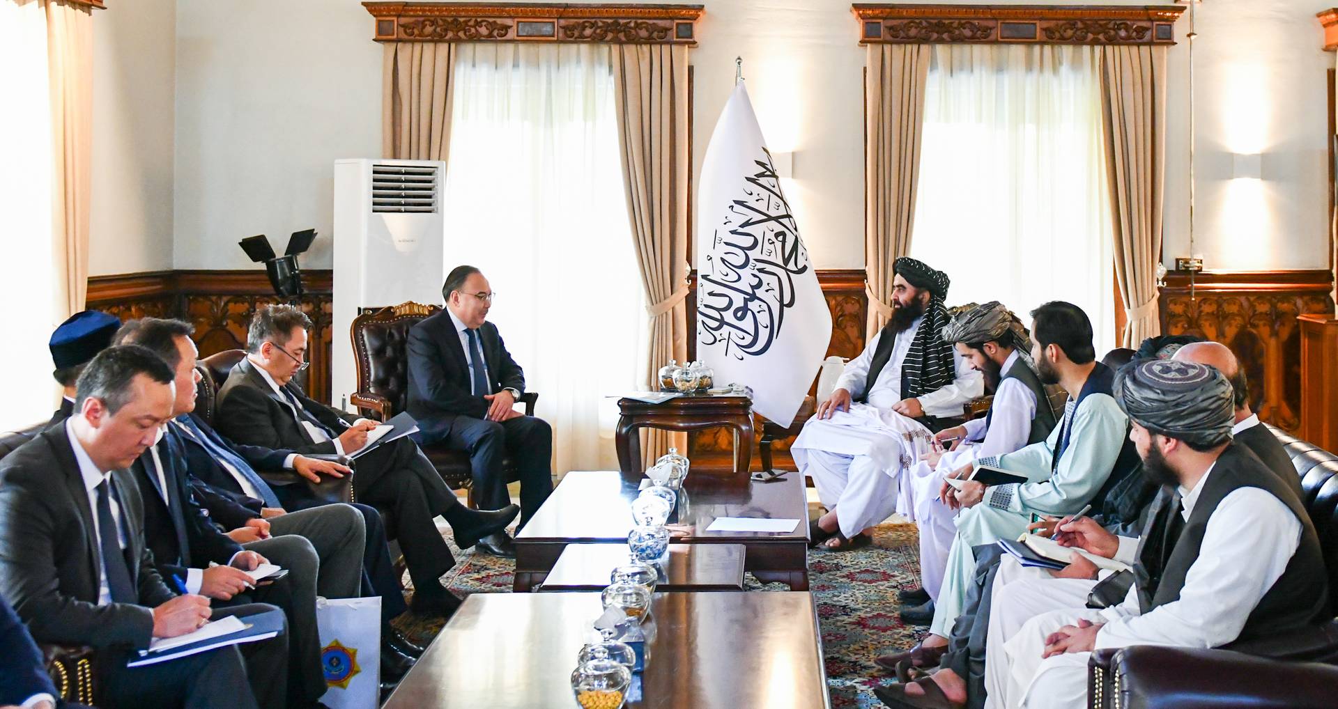 Казахстанская и афганские делегации в Кабуле