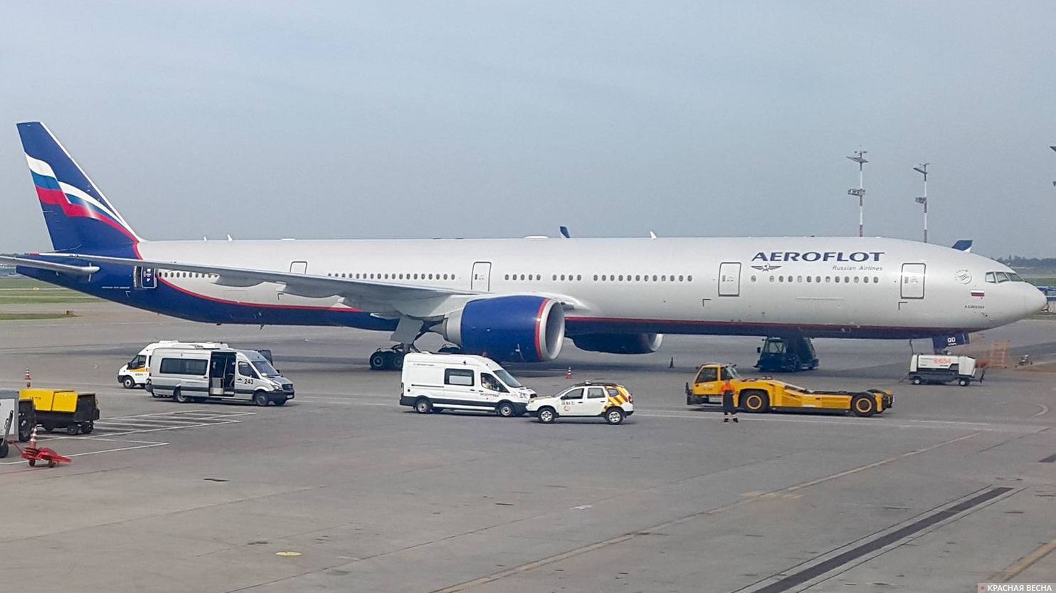 Самолет Boeing 777 авиакомпании Аэрофлот в аэропорту Шереметьево.