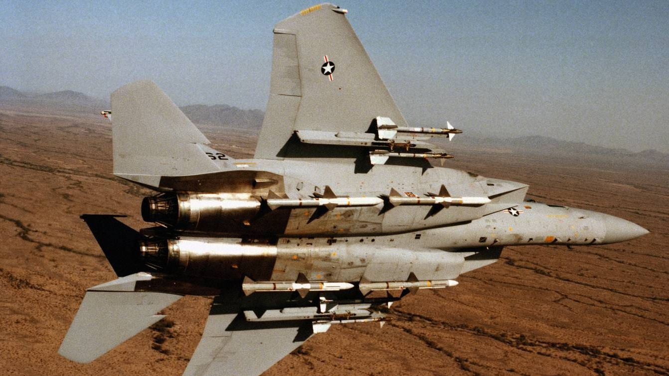 Самолет F15 c вооружением