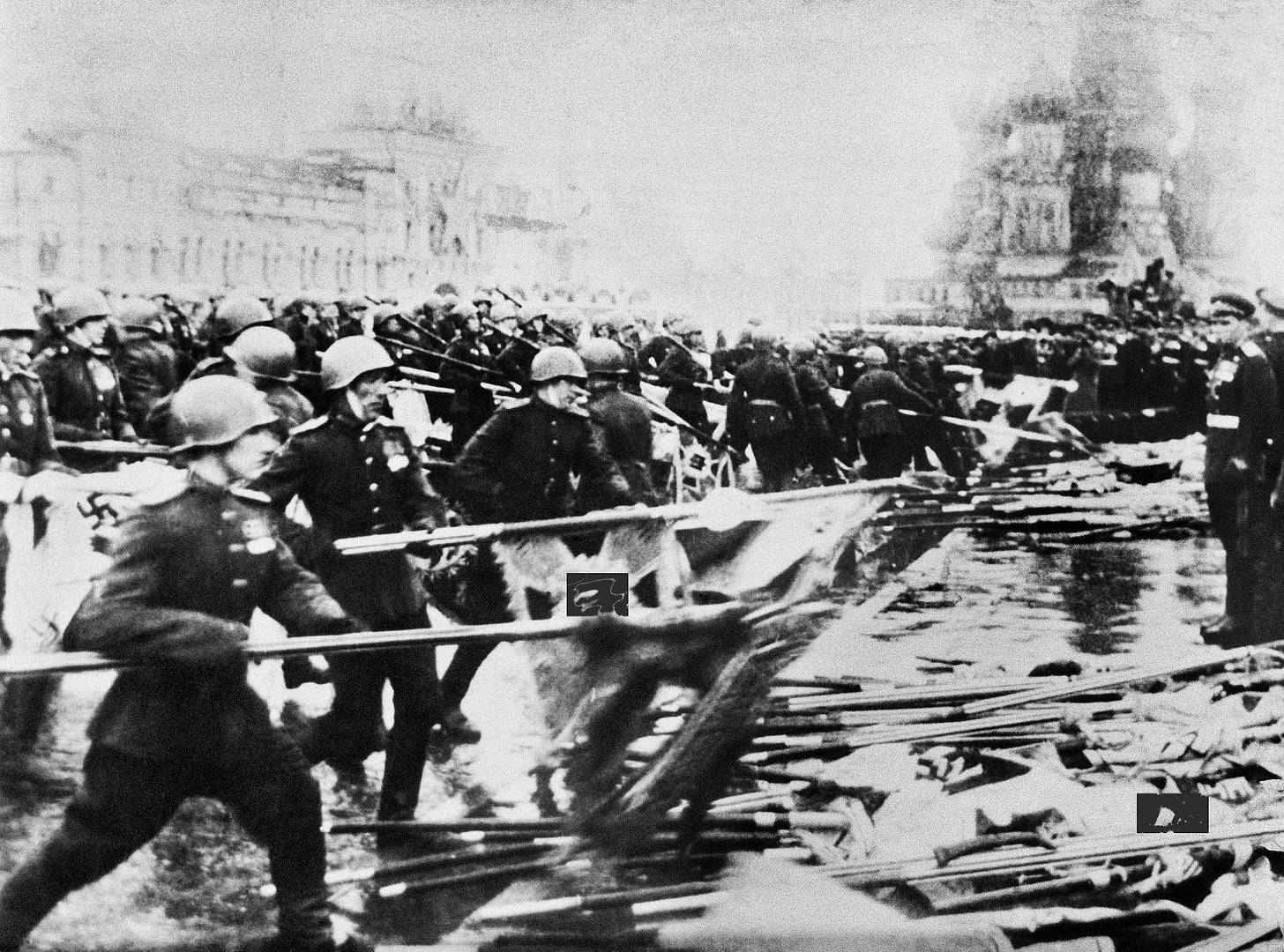 Штандарты гитлеровских войск бросают к подножию мавзолея Ленина во время Парада Победы