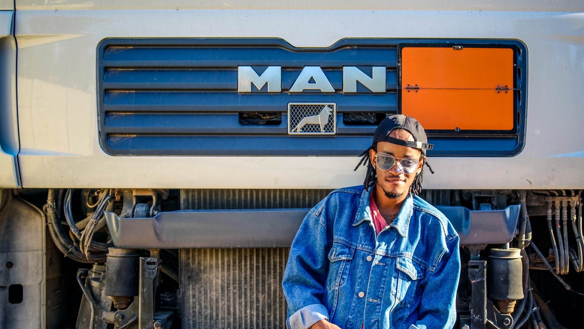 Человек на фоне грузовика фирмы MAN